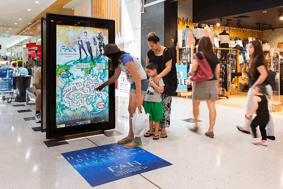 Interaktive Gamification-Station in einer Mall