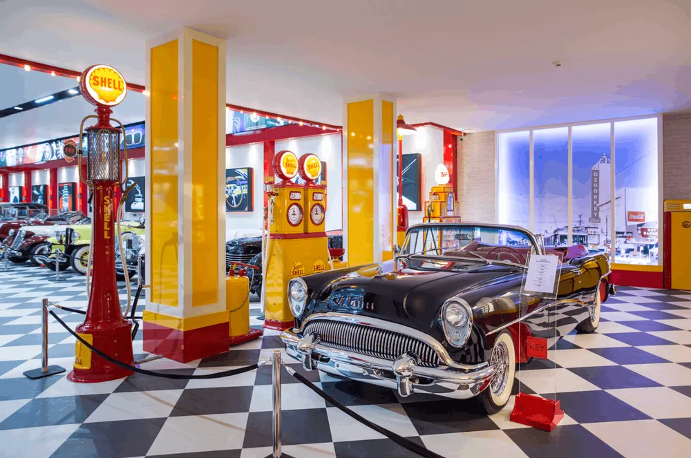 Nostalgischer Sponsor-Stand von Shell mit historischen Produkten