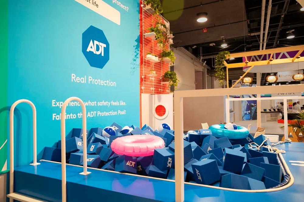 Gesponserter Spielbereich von ADT, in den Teilnehmer sicher springen können