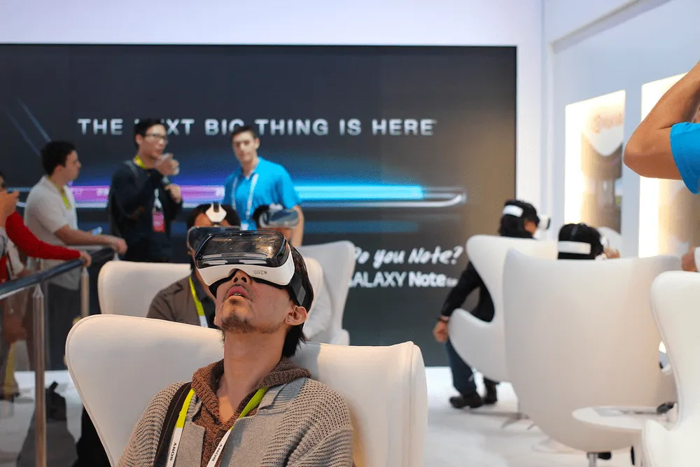 Menschen nutzen VR-Brillen, um Inhalte und Marke eines Sponsors zu erleben