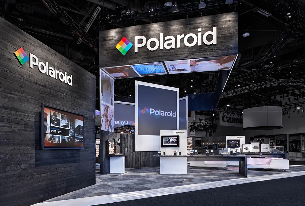 Riesiger Sponsor-Stand von Polaroid auf einer Tech-Konferenz