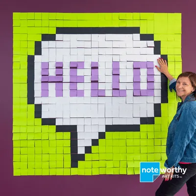 Post-It-Wand, die eine von einem Sponsor gestaltete Sprechblase zeigt