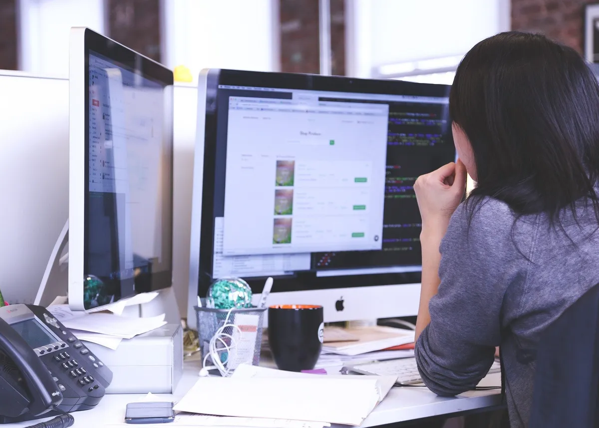 Team arbeitet gemeinsam am Laptop in einem Startup-Büro