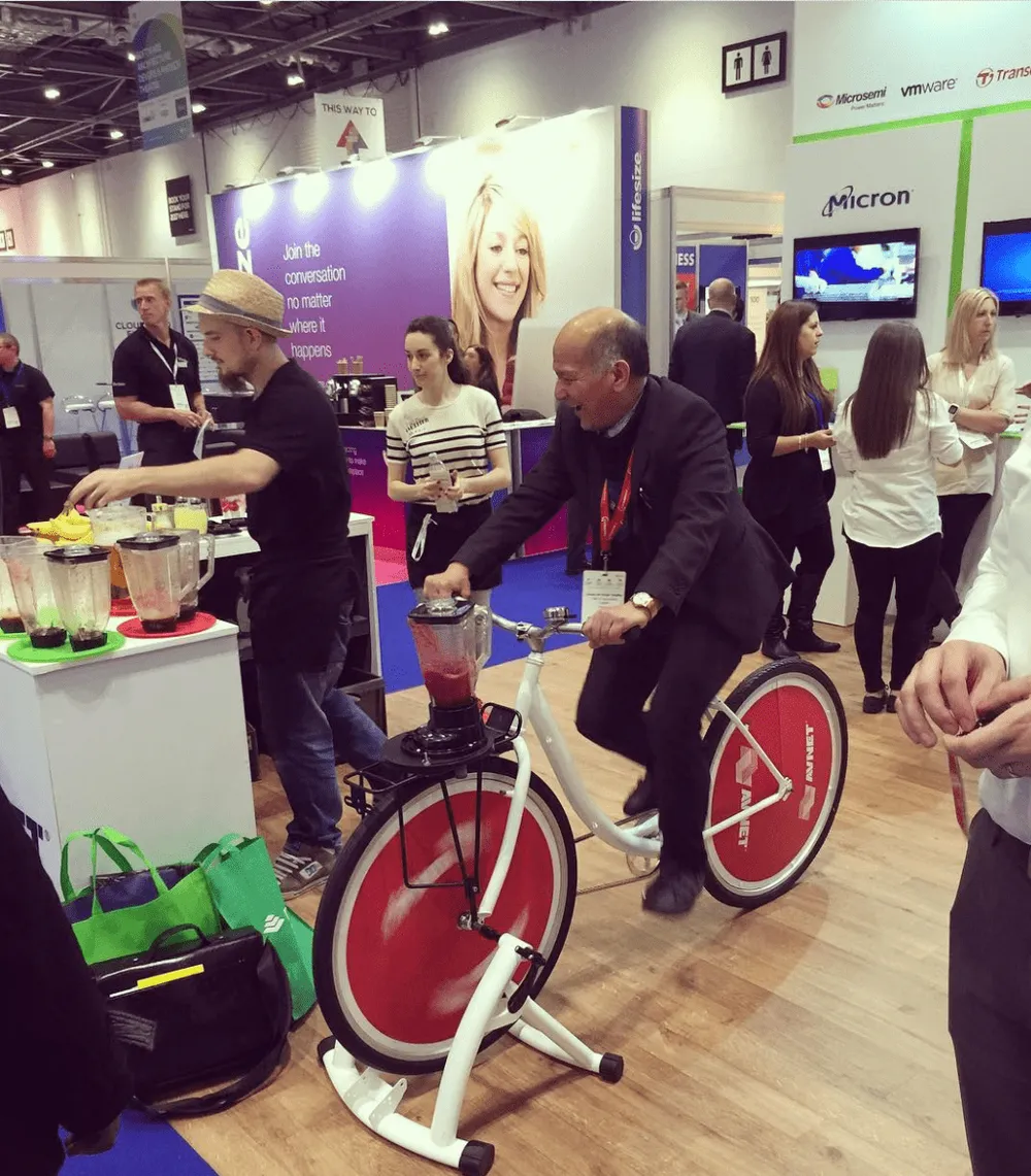 Sponsor stellt ein Fahrrad auf seinen Event-Stand um Besucher anzulocken