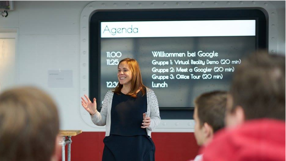 Frau unterrichtet vor einem Smartboard