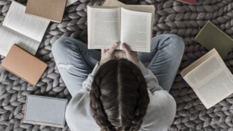 Mädchen mit einem Buch in der hand von oben